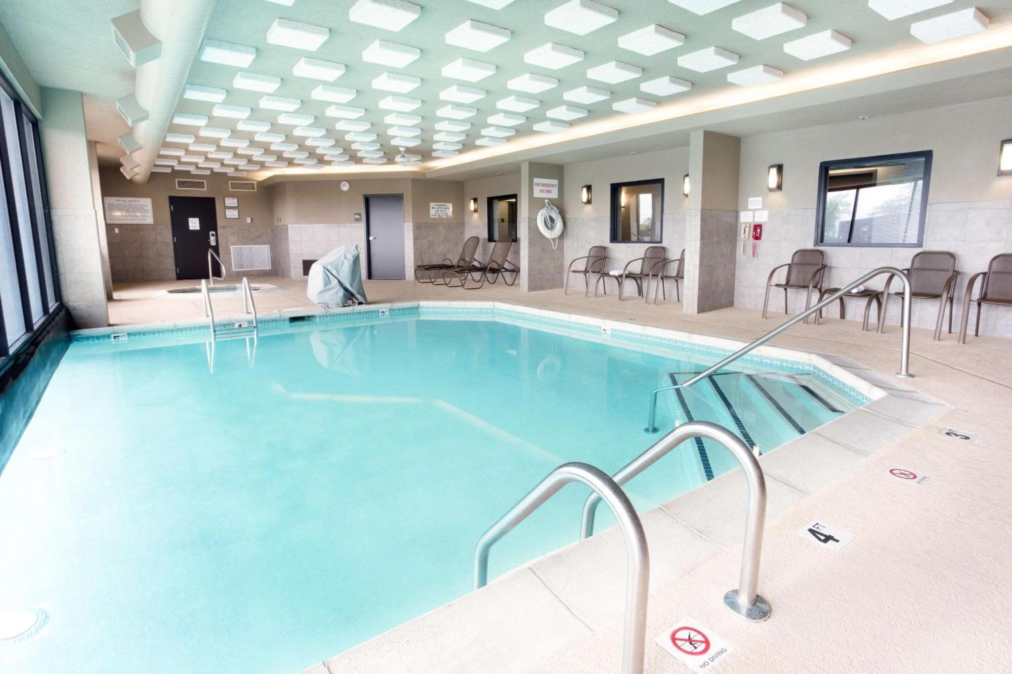 Drury & Kansas Airport Hotel