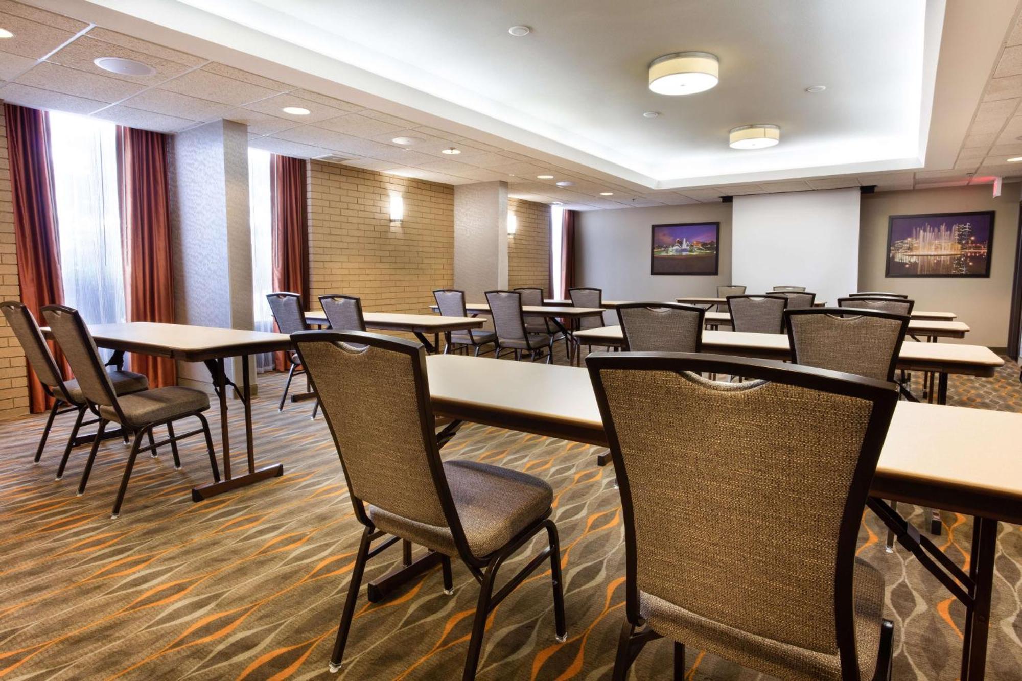 Drury & Kansas Airport Hotel 3*