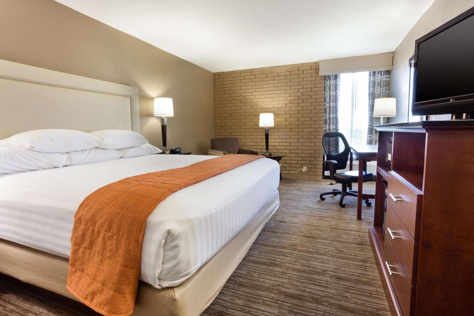 Drury & Kansas Airport Hotel 3*